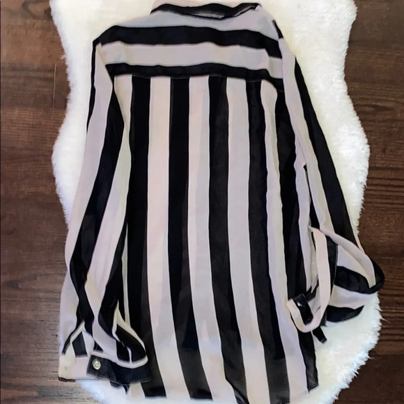 Seductions Bold lined long sleeve button down top - Picture 2 of 11